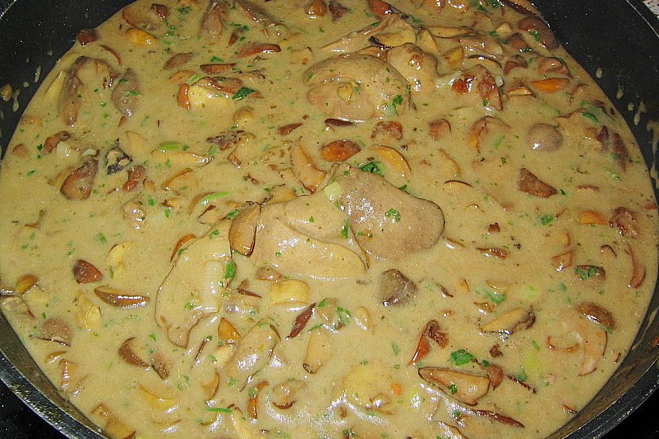 Hähnchenleber mit Champignons in Weinsauce