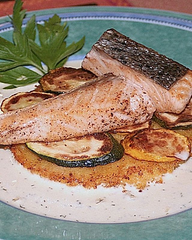 Kross gebratener Lachs mit Zucchini auf Polentaschnitten an Wasabisauce