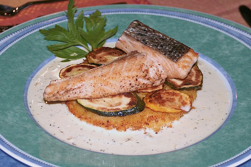 Kross gebratener Lachs mit Zucchini auf Polentaschnitten an Wasabisauce