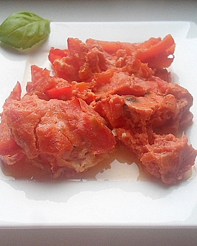 Gebackenes Tomatenomelett mit Paprikastreifen