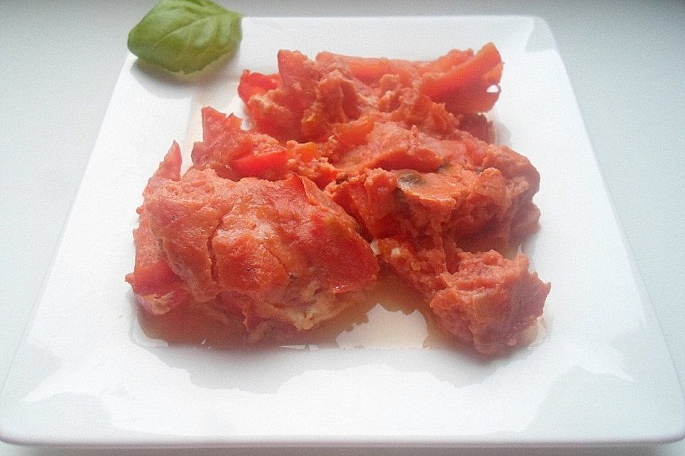 Gebackenes Tomatenomelett mit Paprikastreifen