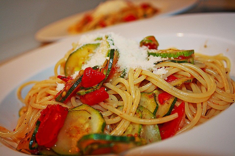 Spaghetti mit Zucchini und Tomaten