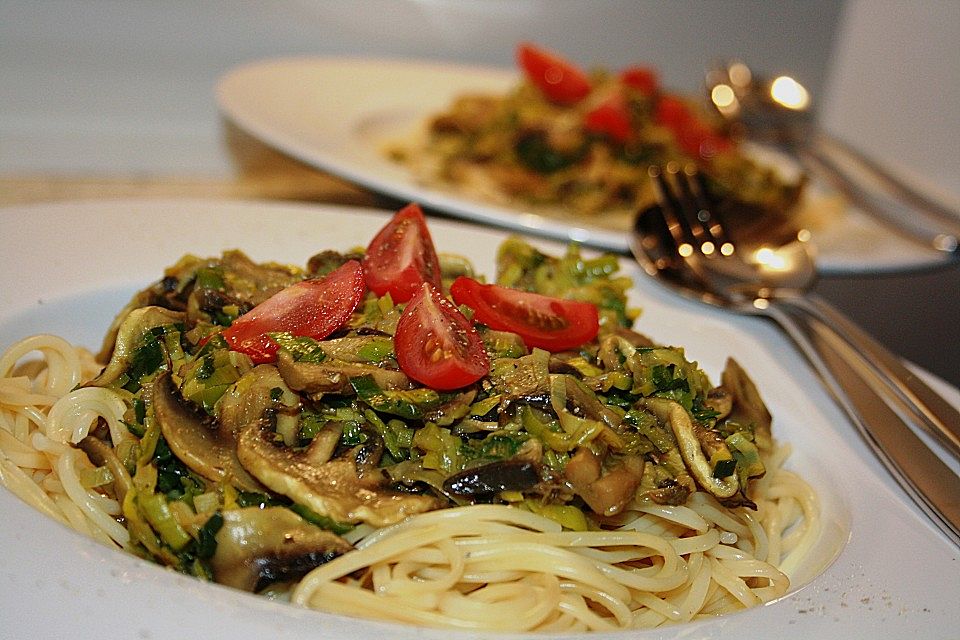 Vollkornspaghetti mit Lauch - Champignon - Currysoße