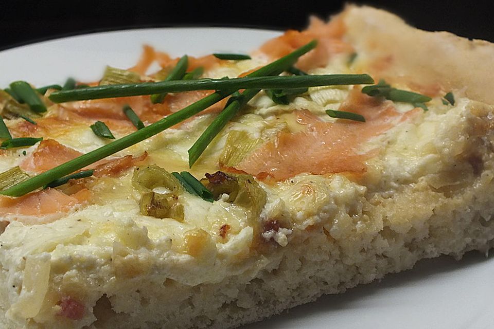 Flammkuchen mit Lauch und Lachs