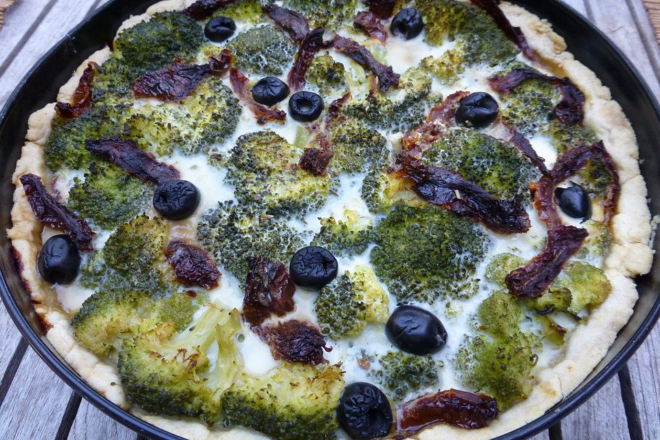 Brokkoli-Frischkäse-Tarte mit getrockneten Tomaten