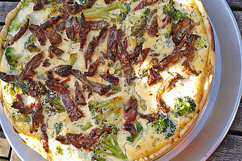 Brokkoli-Frischkäse-Tarte mit getrockneten Tomaten