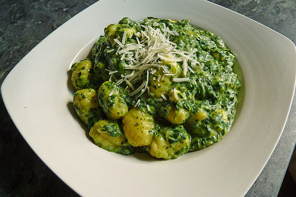 Gnocchi in Spinatkäsesoße