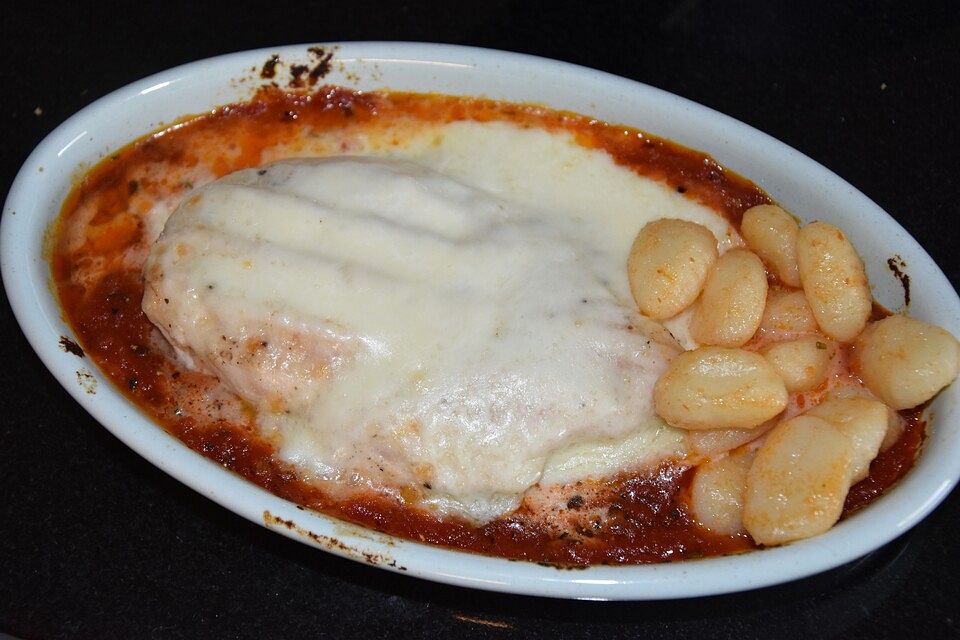 Putenschnitzel in Tomatensugo