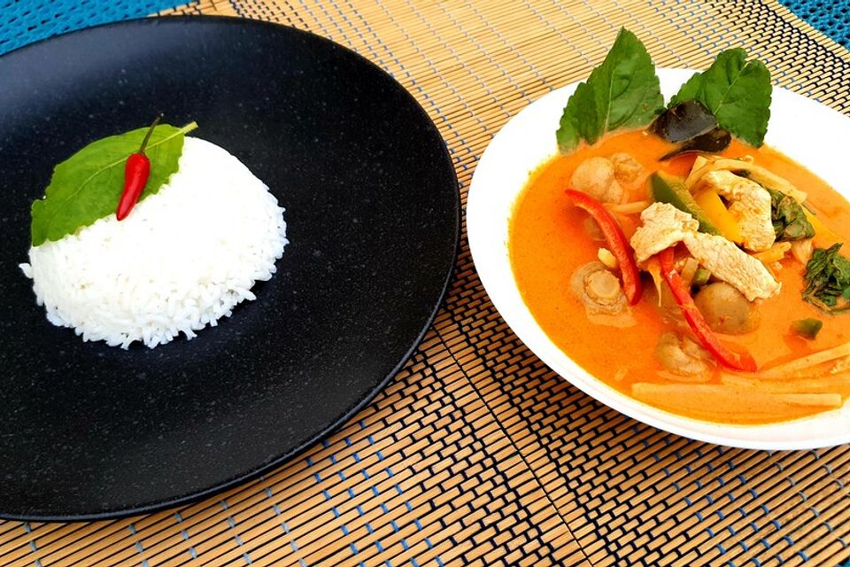 Rotes Thai-Curry mit Hähnchen