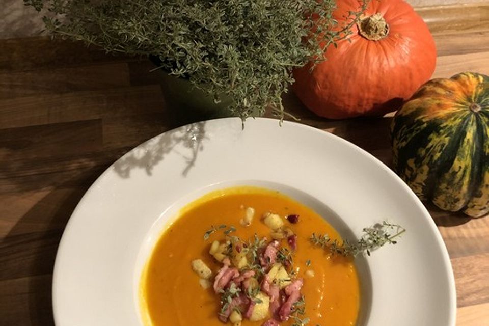 Kürbis - Apfel - Suppe mit Kartoffel - Speck - Croûtons