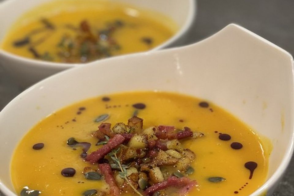 Kürbis - Apfel - Suppe mit Kartoffel - Speck - Croûtons