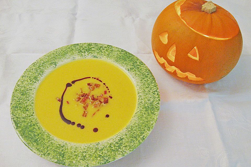 Kürbis - Apfel - Suppe mit Kartoffel - Speck - Croûtons