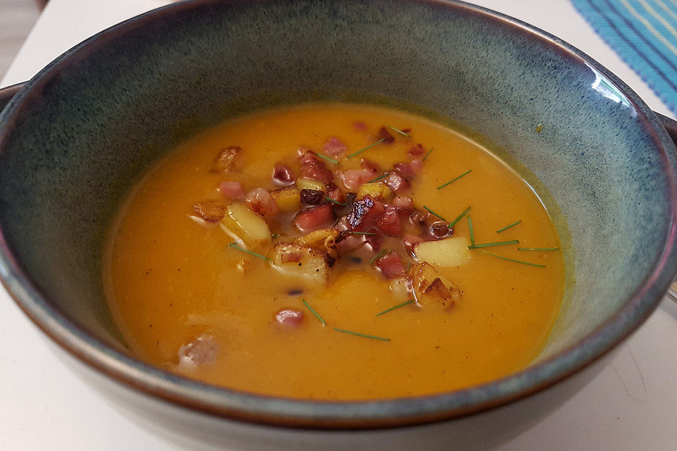 Kürbis - Apfel - Suppe mit Kartoffel - Speck - Croûtons