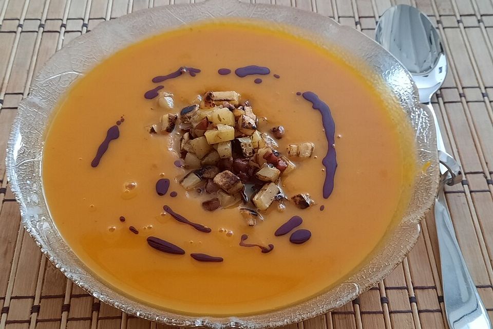 Kürbis - Apfel - Suppe mit Kartoffel - Speck - Croûtons