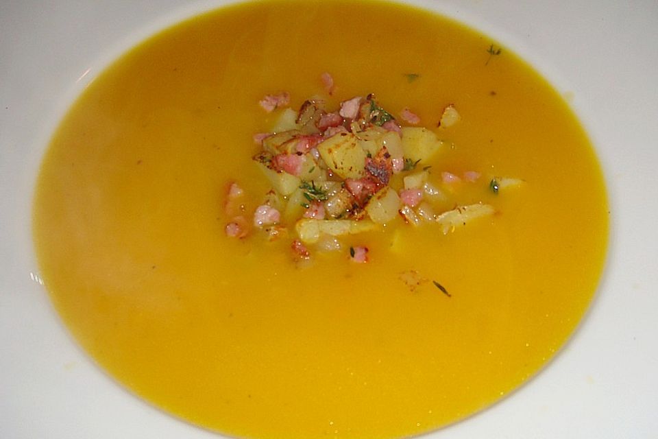 Kürbis - Apfel - Suppe mit Kartoffel - Speck - Croûtons