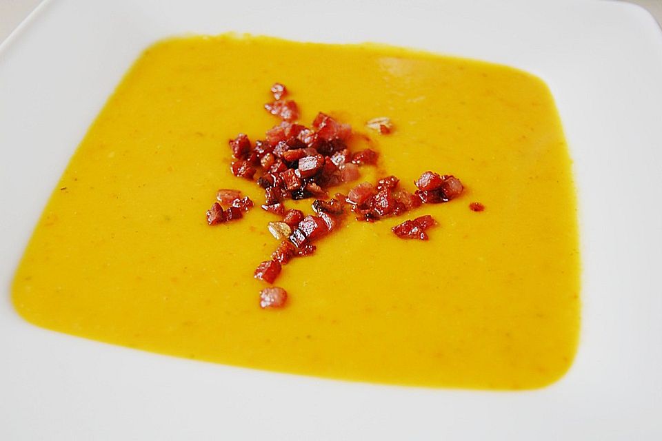 Kürbis - Apfel - Suppe mit Kartoffel - Speck - Croûtons