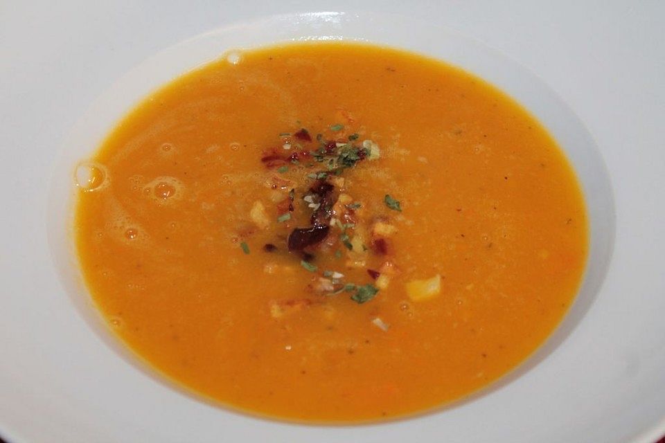 Kürbis - Apfel - Suppe mit Kartoffel - Speck - Croûtons