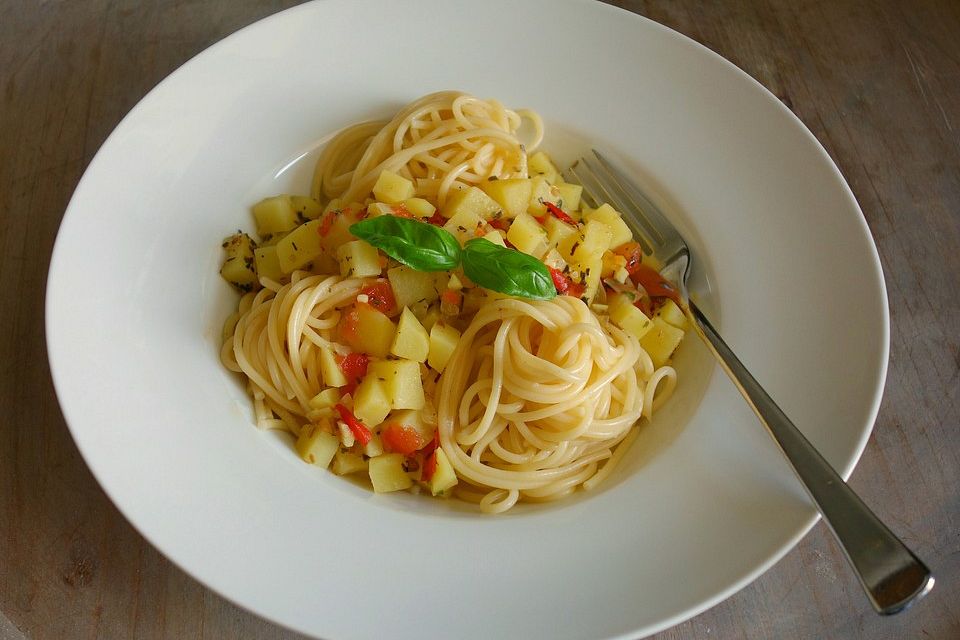 Spaghetti mit Kartoffeln und Knoblauch