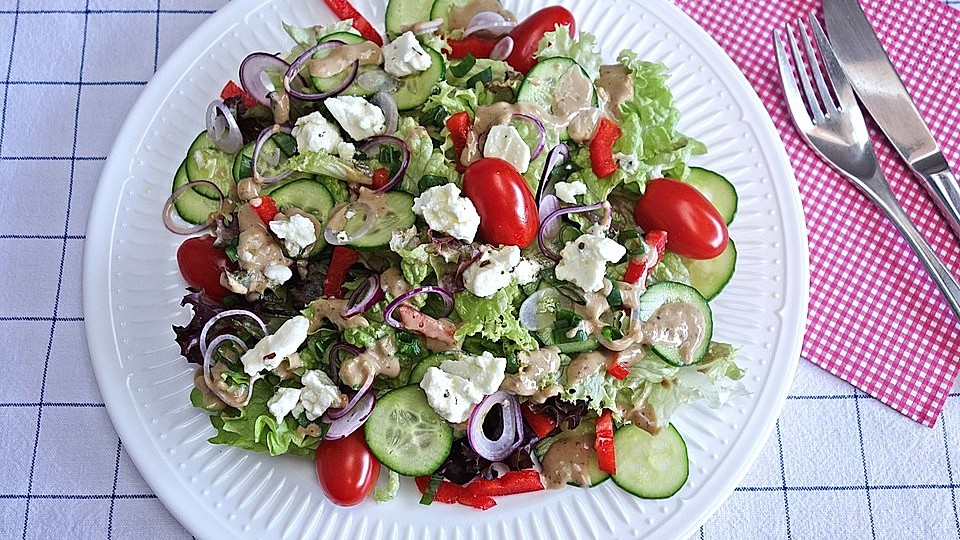 https://img.chefkoch-cdn.de/rezepte/555291153290843/bilder/1329759/crop-960x540/mediterraner-salat.jpg
