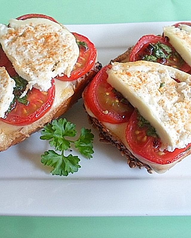 Überbackene pikante Tomaten - Käse - Brötchen