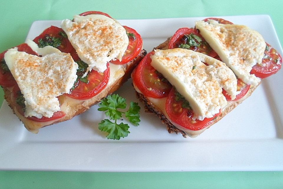 Überbackene pikante Tomaten - Käse - Brötchen