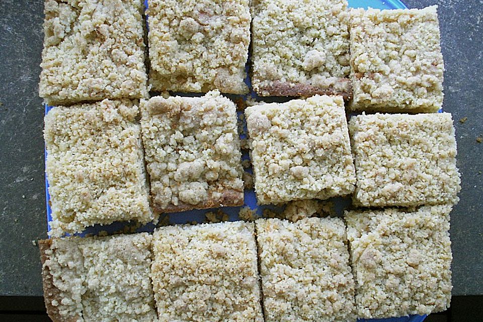 Pflaumenkuchen mit Streuseln auf dem Blech