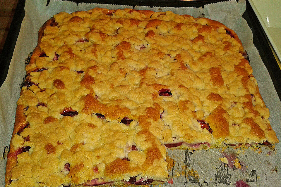 Pflaumenkuchen mit Streuseln auf dem Blech