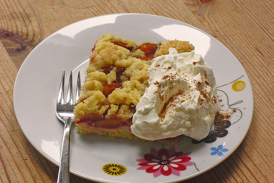 Pflaumenkuchen mit Streuseln auf dem Blech