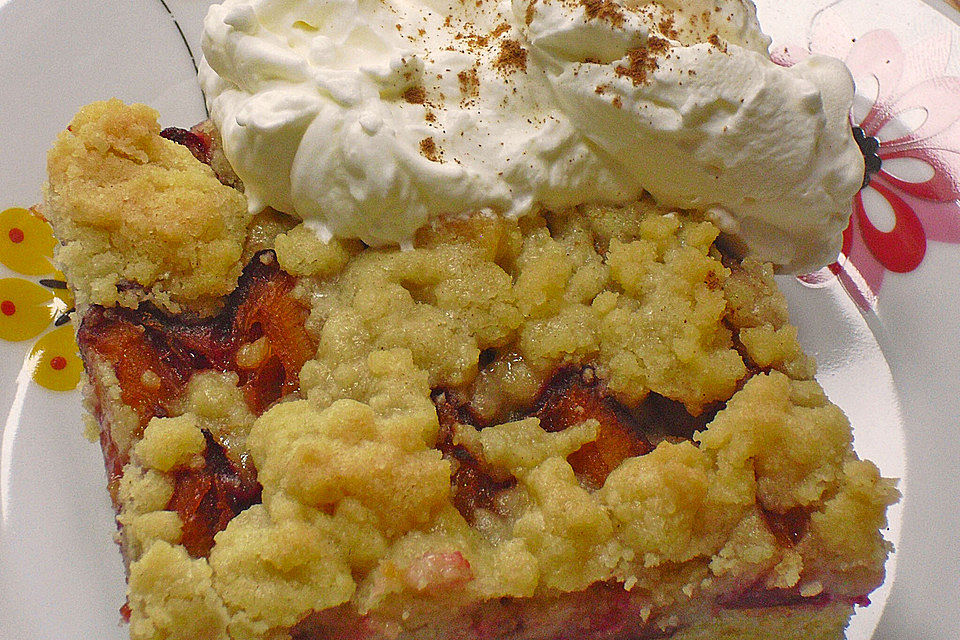 Pflaumenkuchen mit Streuseln auf dem Blech