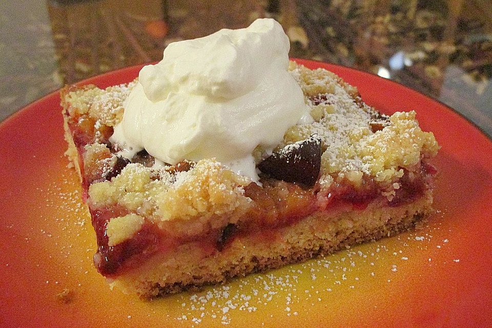 Pflaumenkuchen mit Streuseln auf dem Blech