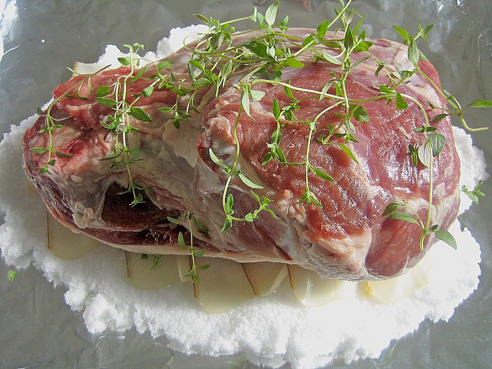 Heidschnuckenkeule im Salzteig