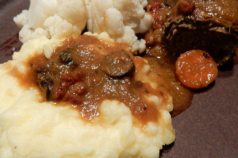 Mini-Rouladen mit Pesto-Schinken-Füllung und Oliven-Rotwein Sauce