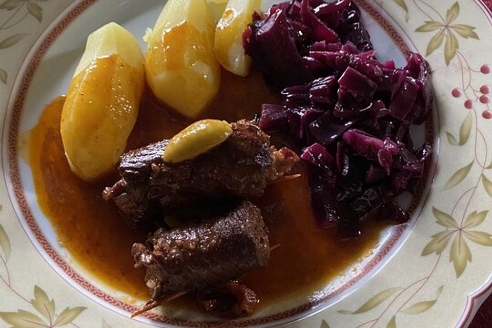 Mini-Rouladen mit Pesto-Schinken-Füllung und Oliven-Rotwein Sauce