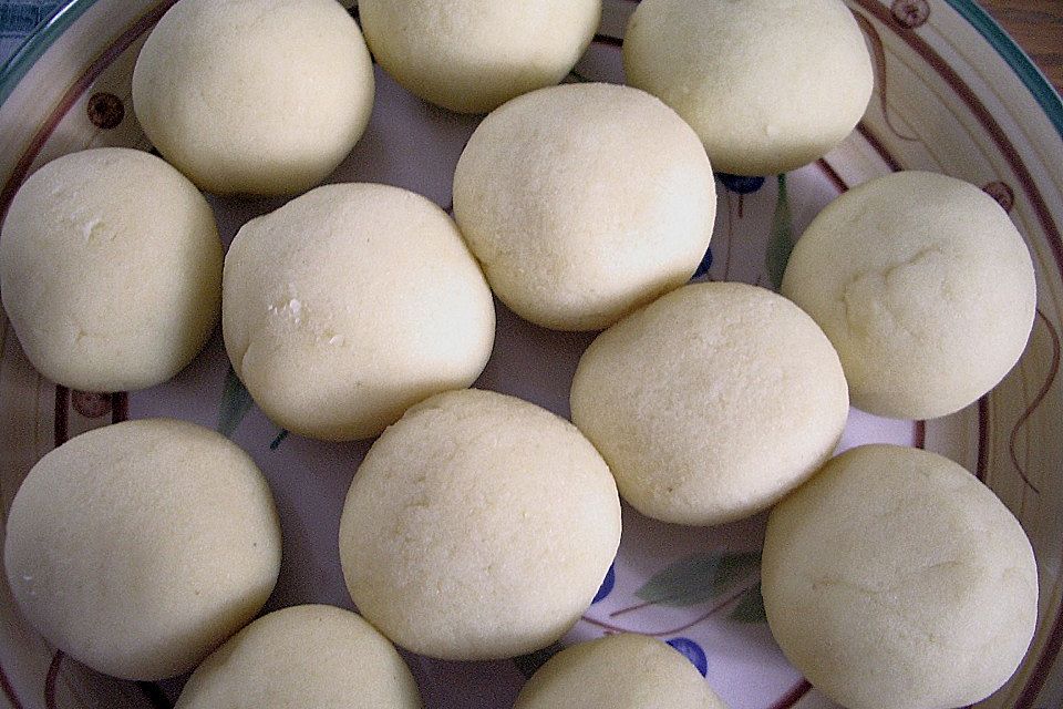 Zwetschgenknödel aus Kartoffelteig