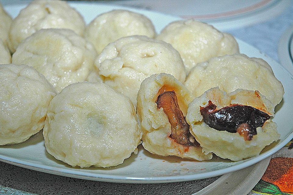 Zwetschgenknödel aus Kartoffelteig