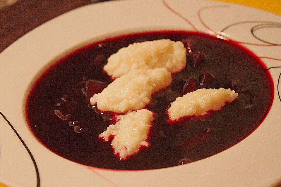 Friesische Holundersuppe mit Grießklößen