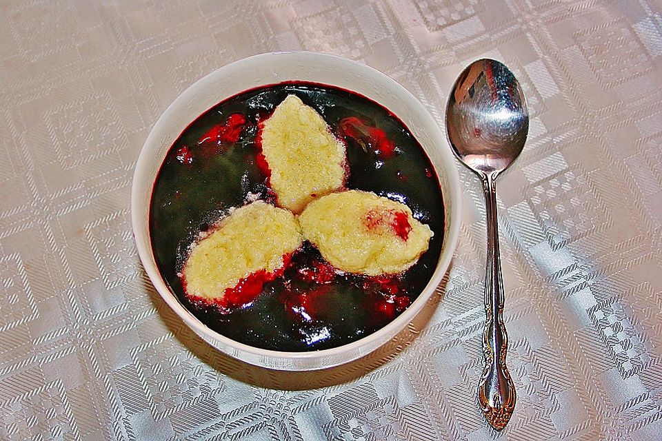 Friesische Holundersuppe mit Grießklößen