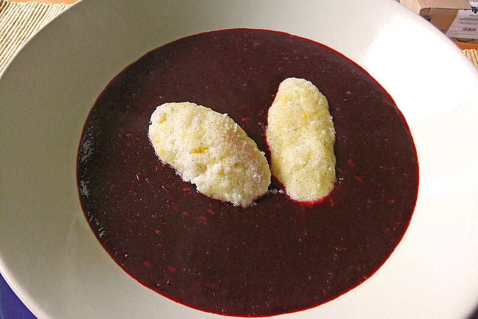 Friesische Holundersuppe mit Grießklößen