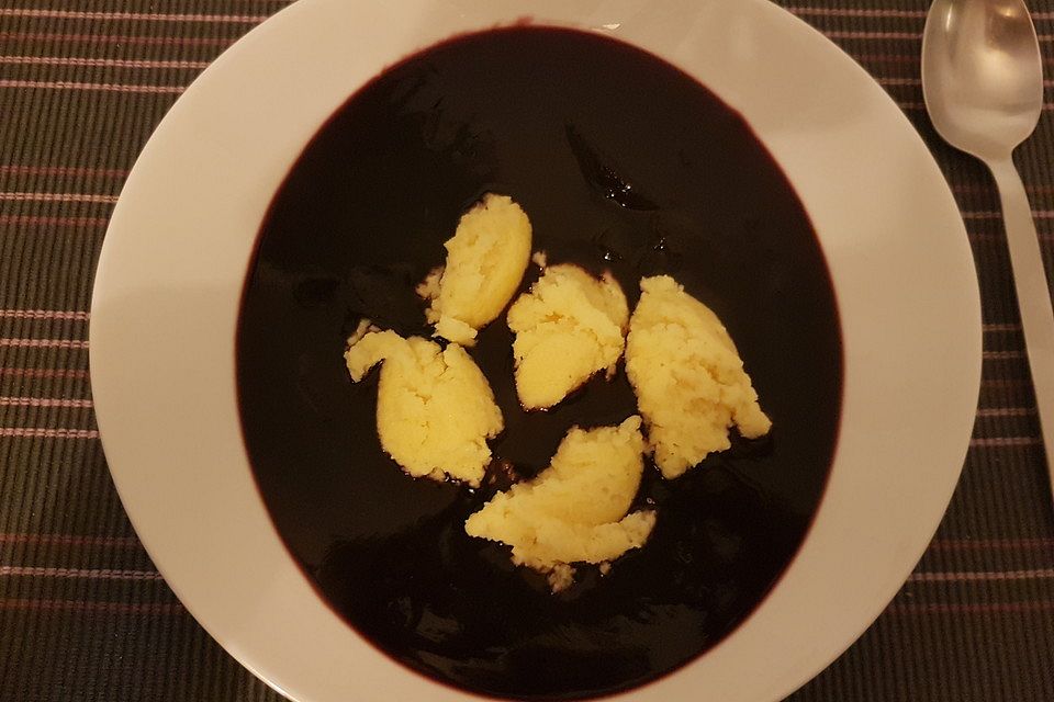 Friesische Holundersuppe mit Grießklößen