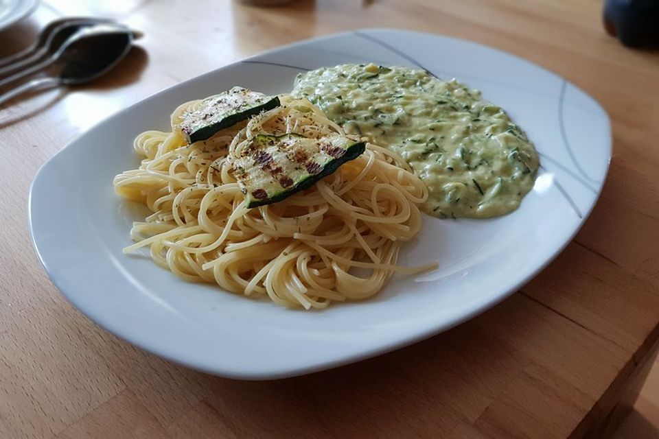 Nudeln mit Zucchinisauce Nudeln mit Zucchinisauce