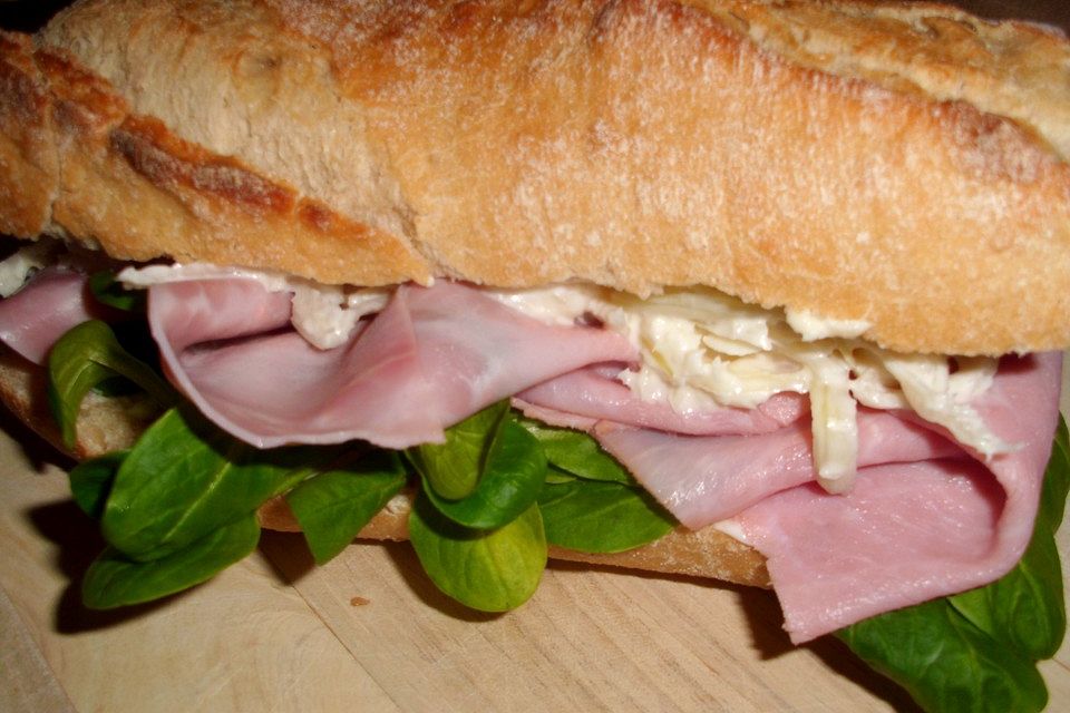 Dreadys Schinken - Käse - Baguette mit Krautsalat und Ei