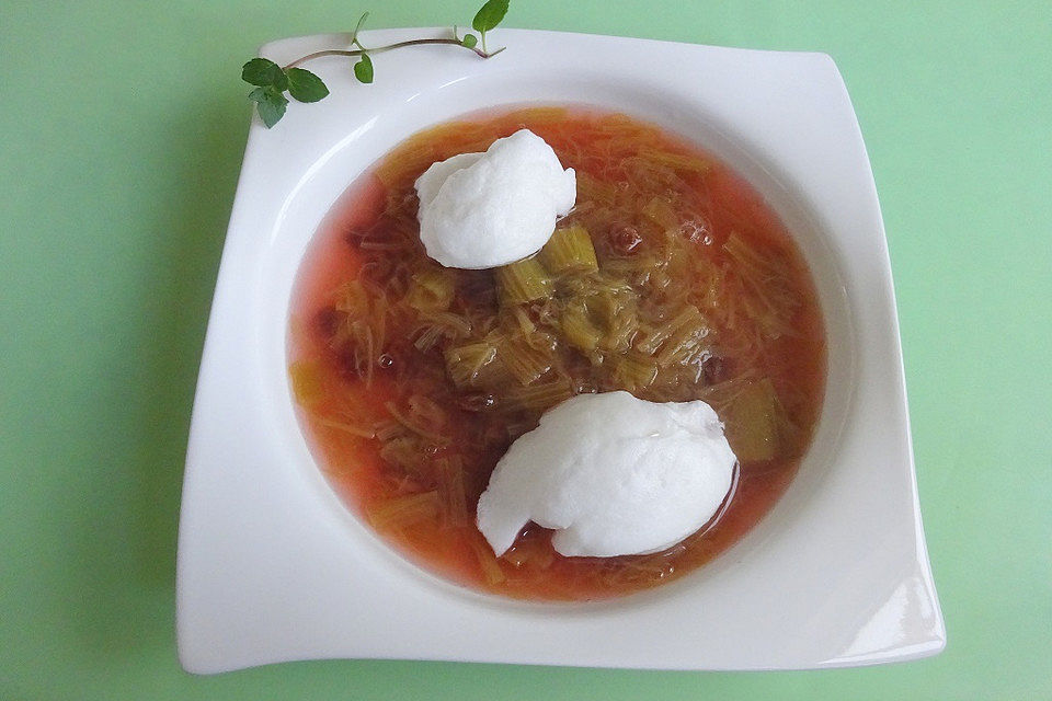 Rhabarbersuppe mit Grieß - oder Schneeklößchen