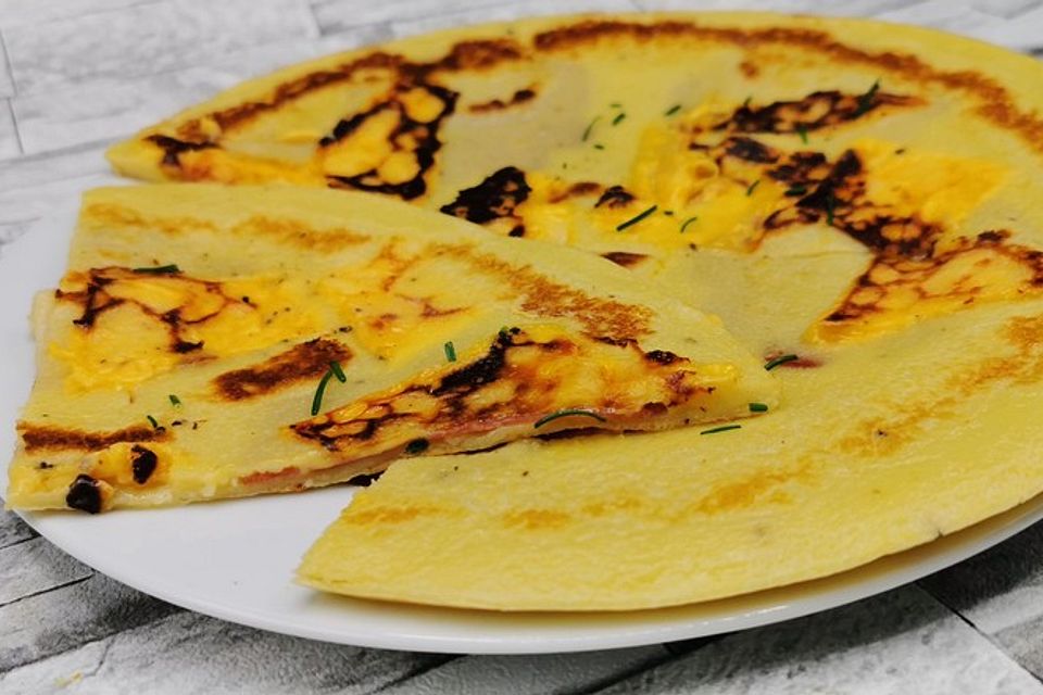 Deftige Pfannkuchen mit Schinken und Käse