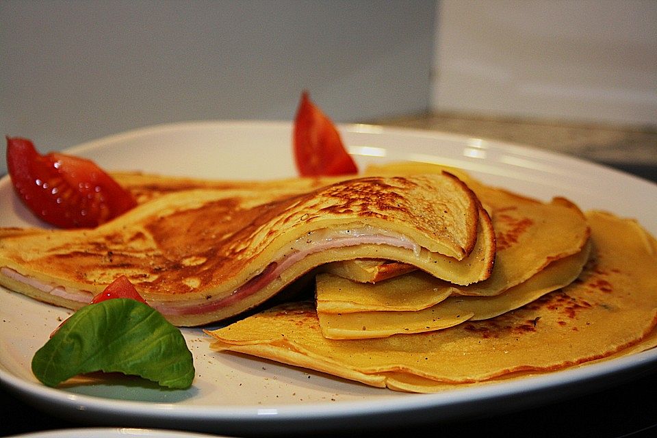 Deftige Pfannkuchen mit Schinken und Käse