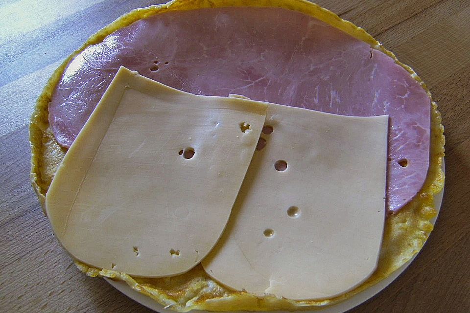 Deftige Pfannkuchen mit Schinken und Käse