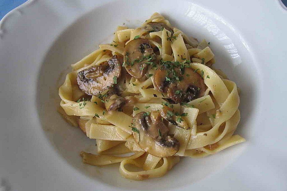 Linguine mit Champignons und Knoblauch