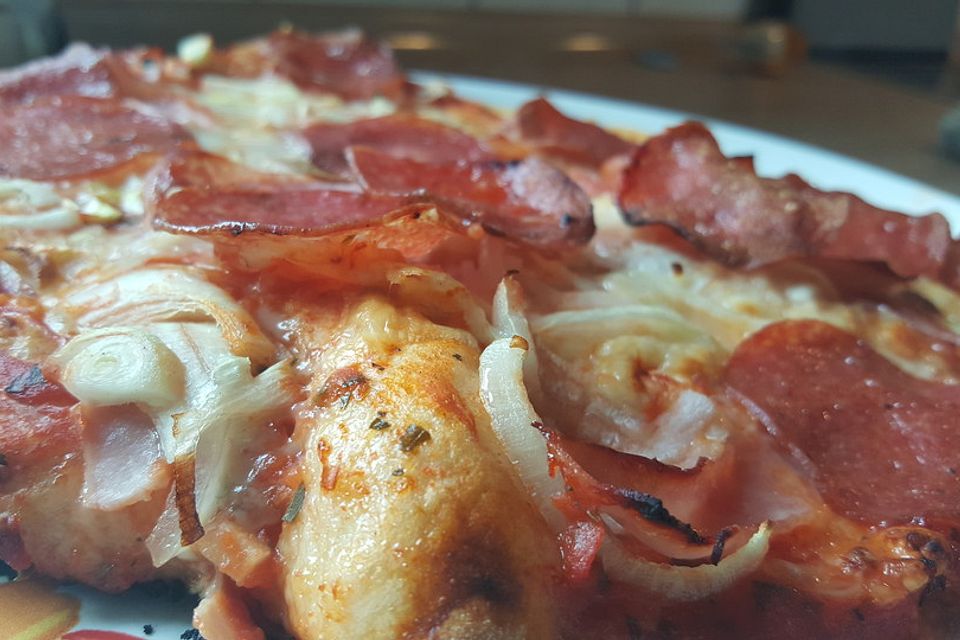 Pizza auf Backstein Pizza auf Backstein