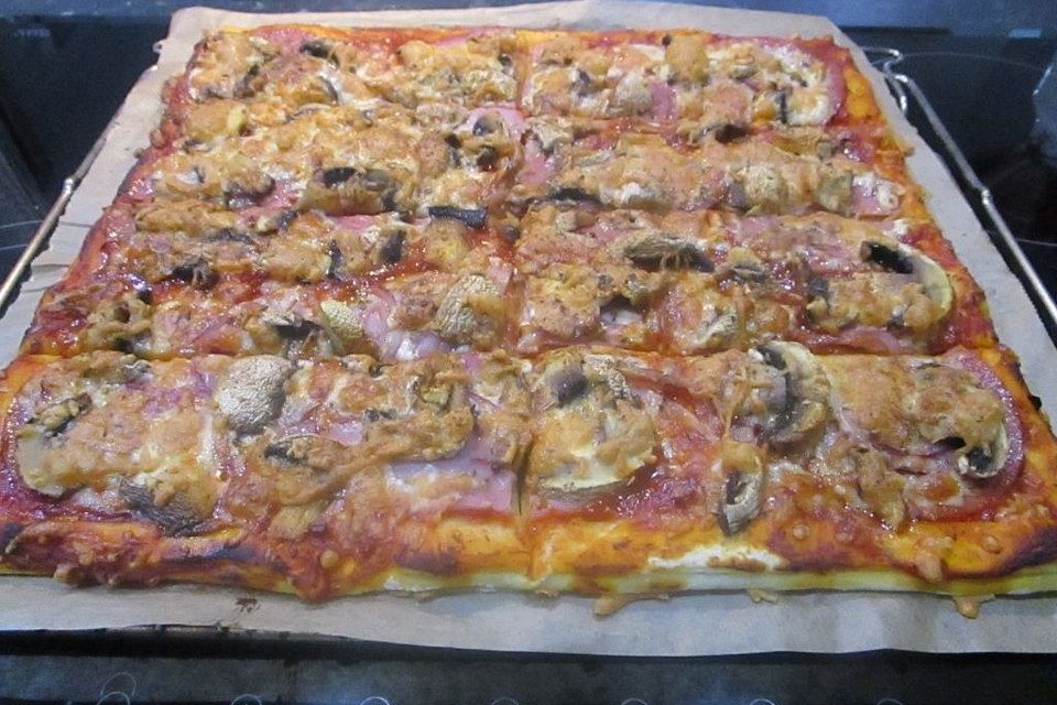 Pizza auf Backstein Pizza auf Backstein