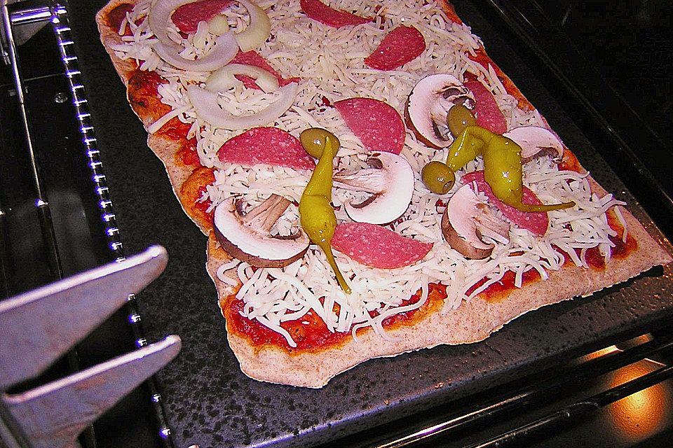 Pizza auf Backstein Pizza auf Backstein