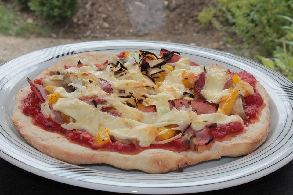 Pizza auf Backstein Pizza auf Backstein